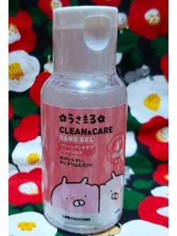 Line creator อุซามารุ คลีน แอนด์ แคร์ แฮนด์ เจล เจลล้างมือที่ไม่เหนียวเหนอะหนะและไม่ก่อให้เกิดภูมิแพ้ซึ่งมีส่วนผสมที่ให้ความชุ่มชื้น ขนาด 80 มล. พกพาสะดวก และมีแอลกอฮอล์ (เอทานอล) 70% แนะนำให้ใช้ในการป้องกันโรคติดเชื้อ จากญี่ปุ่น MADE IN KOREA