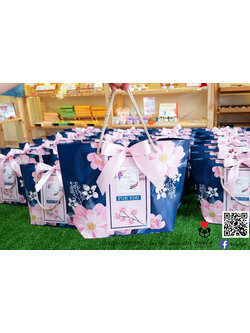 เซ็ตของรับไหว้ผู้ใหญ่ ผ้าเช็ดตัวนาโนลายหมีขนาด 70x140 cm ในถุงหูหิ้วสีน้ำเงินพร้อมผูกโบว์