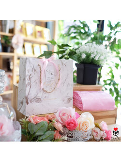 ของรับไหว้ผ้าแพร ในถุงหูหิ้วผูกโบว์ พร้อมป้ายชื่อ ของรับไหว้ผู้ใหญ่ความหมายดี