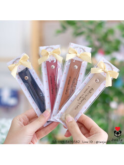 พวงกุญแจหนัง เลเซอร์สลักชื่อหรือข้อความได้ ในซองใสติดโบว์ ของที่ระลึกงานเกษียณใช้งานได้จริง