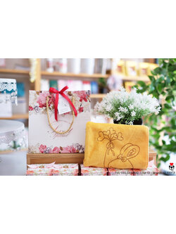 ของรับไหว้ผ้าเช็ดผมในถุงหูหิ้วผูกโบว์ พร้อมป้ายชื่อ ของรับไหว้ผู้ใหญ่ ราคาไม่เกิน 60 บาท ของรับไหว้ผ้านาโน