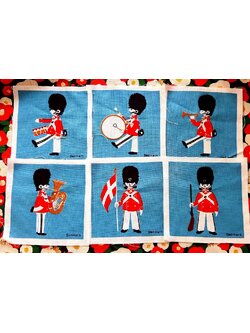 ผ้าเช็ดปากค็อกเทล เดนมาร์ก Handprinted in DENMARK by AASE OG PREBEN JANGGAARD Aase Preben Jangaard Royal Danish Guard ทหาร 6 ชิ้น +แถมฟรี 6 ชิ้น ตามภาพ Size : 14 x 14 cm