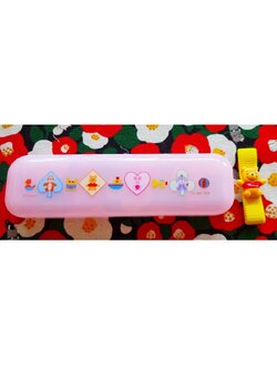 กล่องเก็บ ช้อน ส้อม หมีพูห์ ของแท้จากญี่ปุ่น พร้อมสายรัดกล่อง Size : 17 cm MADE IN JAPAN Disney Winnie The Pooh Sppon Frok case sun-star