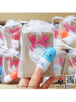 ของชำร่วยเซ็ตคู่ ปากกาแคปซูล และสมุดโน๊ตถนอมสายตา พร้อมติดสติ๊กเกอร์ป้ายชื่อ เเละโบว์ในถุงไหมแก้ว