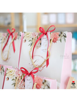 ของรับไหว้ผ้าเช็ดผมในถุงหูหิ้วผูกโบว์ พร้อมป้ายชื่อ ของรับไหว้ผู้ใหญ่ ราคาเริ่มต้น 50 บาท ของรับไหว้ผ้านาโน