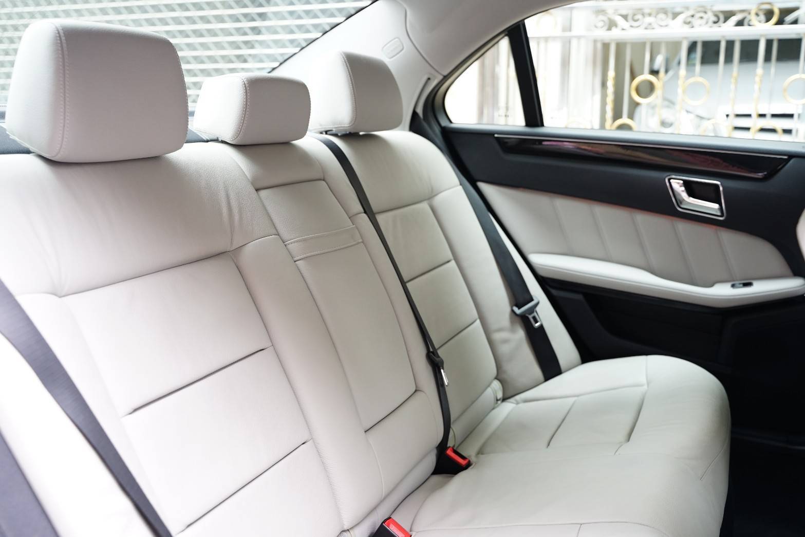Mercedes Benz E200 CGI Avantgarde ปี 2010 จด 2011