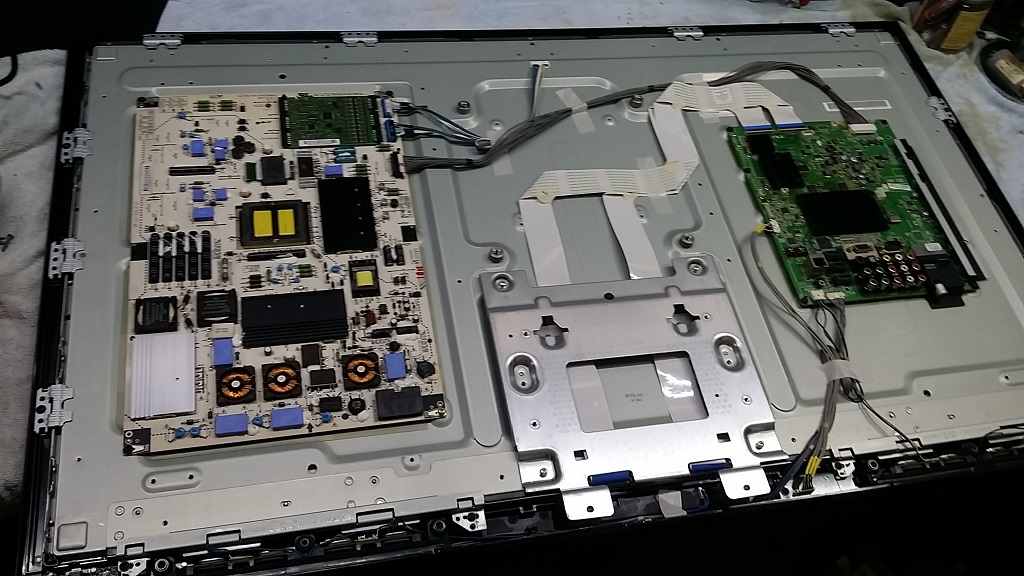 ซ่อมโทรทัศน์ LED-TV ยี่ห้อ LG รุ่น 42LE5500 อาการต่อสายสัญญาณเข้าเครื่องไม่ได้