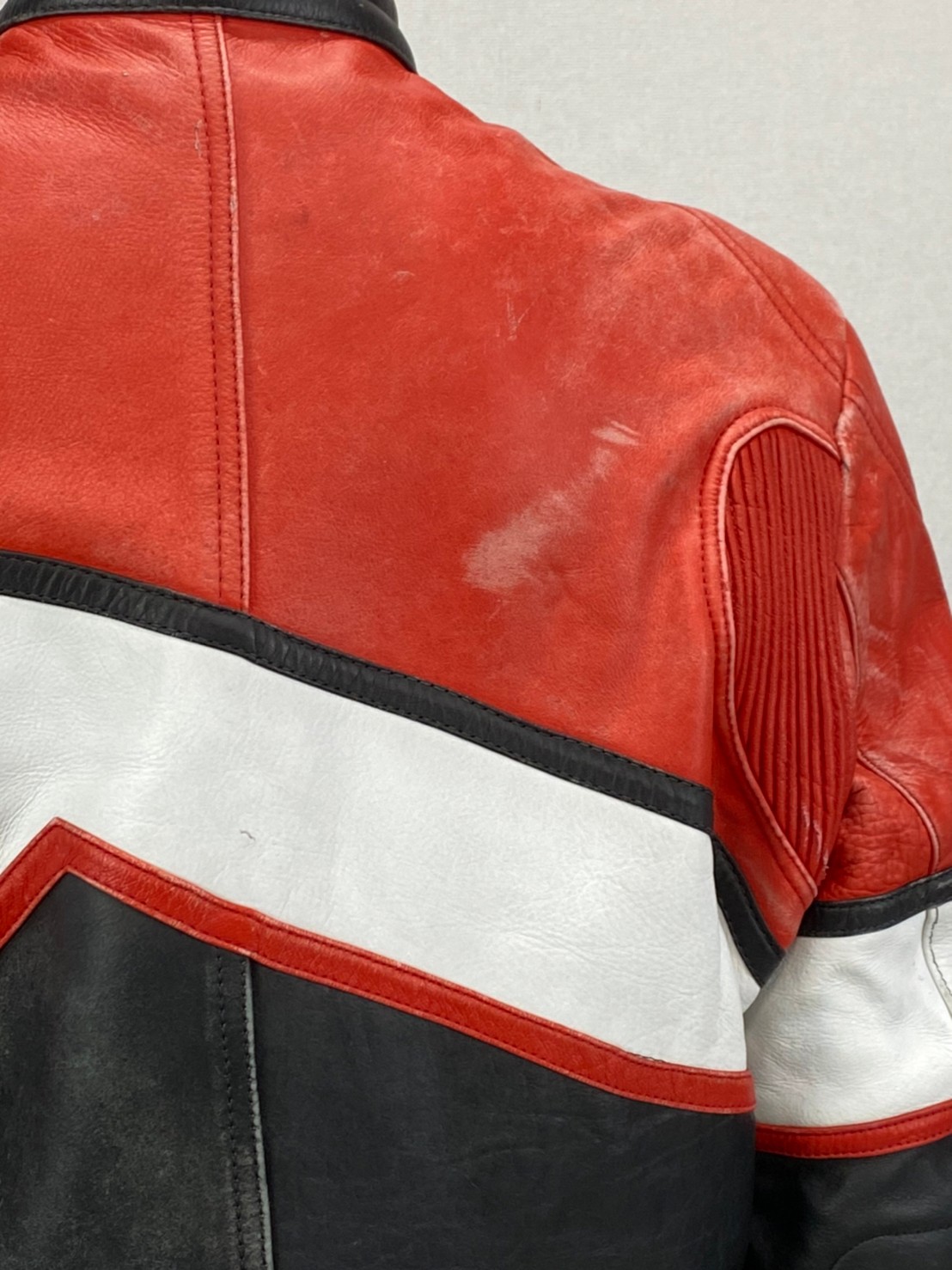 เสื้อการ์ดสำหรับขี่มอเตอร์ไซด์( มือสอง) RCSS 008: อก 46-48" ยาว 25" (ไม่มีการ์ด)