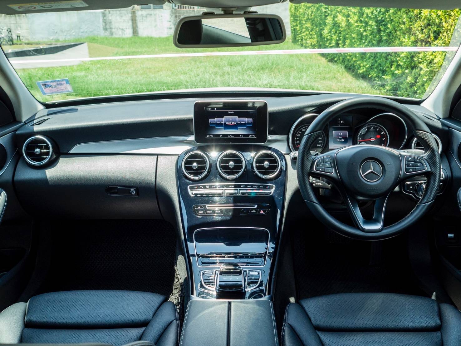 Mercedes-Benz C200 Avantgarde ปี 2016 W205 สีขาว ภายในดำ