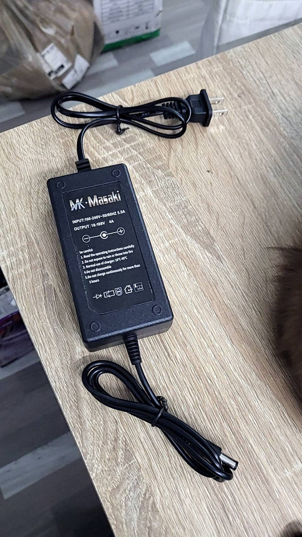 ที่ชาร์จ แบตแยก ( ของ สว่านโรตารี่ไร้สาย 188V ยี่ห้อ AKITA )