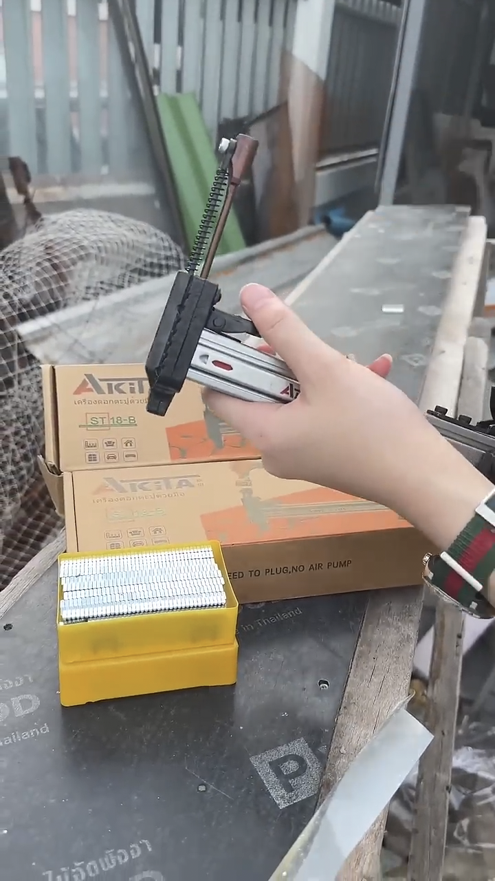 เครื่องตอกตะปูด้วยมือ กึ่งอัตโนมัติ ยี่ห้อ AKITA รุ่น ST-18B รุ่นท๊อป