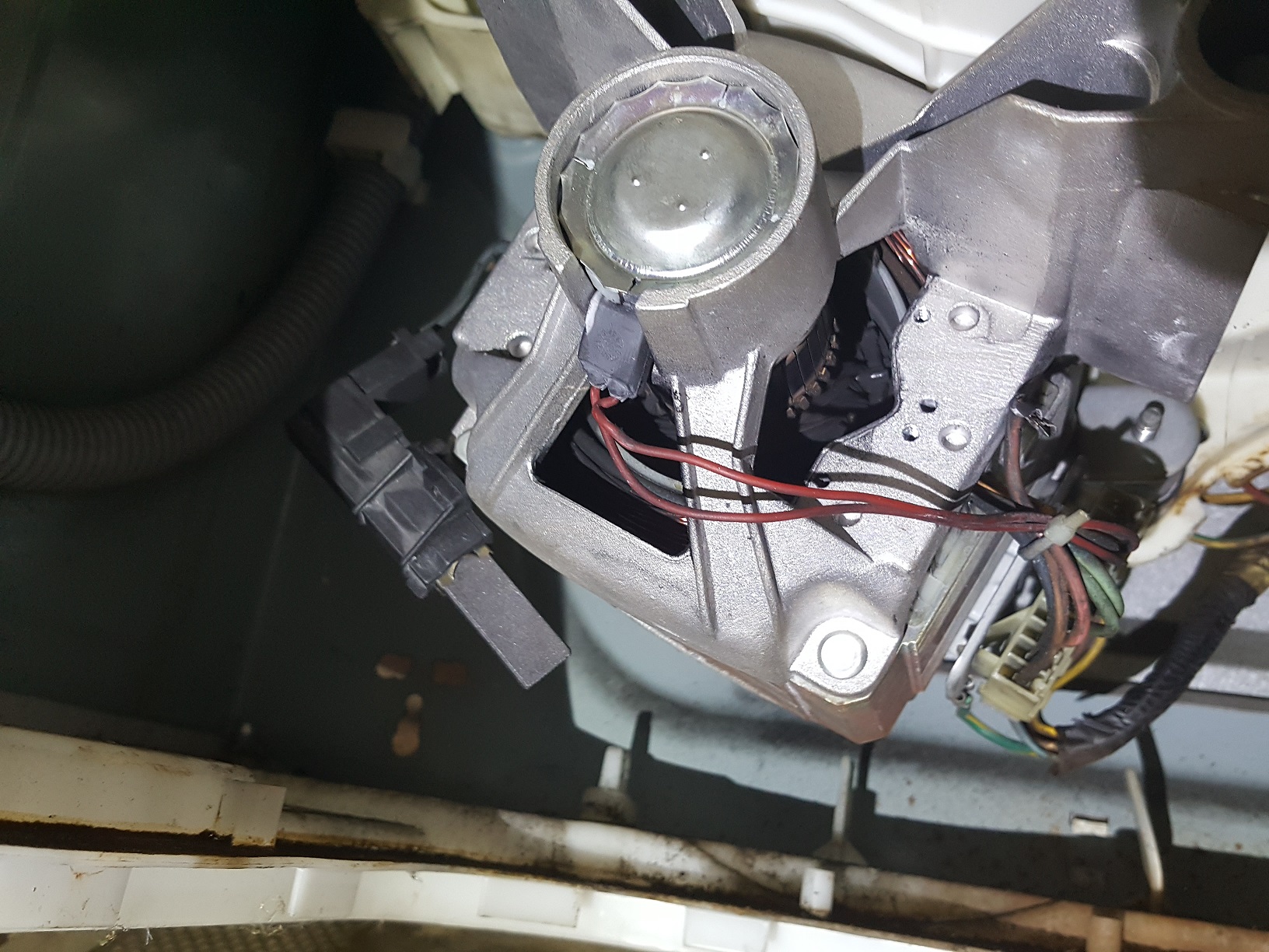 ซ่อมเครื่องซักผ้า ยี่ห้อ LG รุ่น WD-104859F อาการไม่ซัก มอเตอร์ไม่ทำงาน