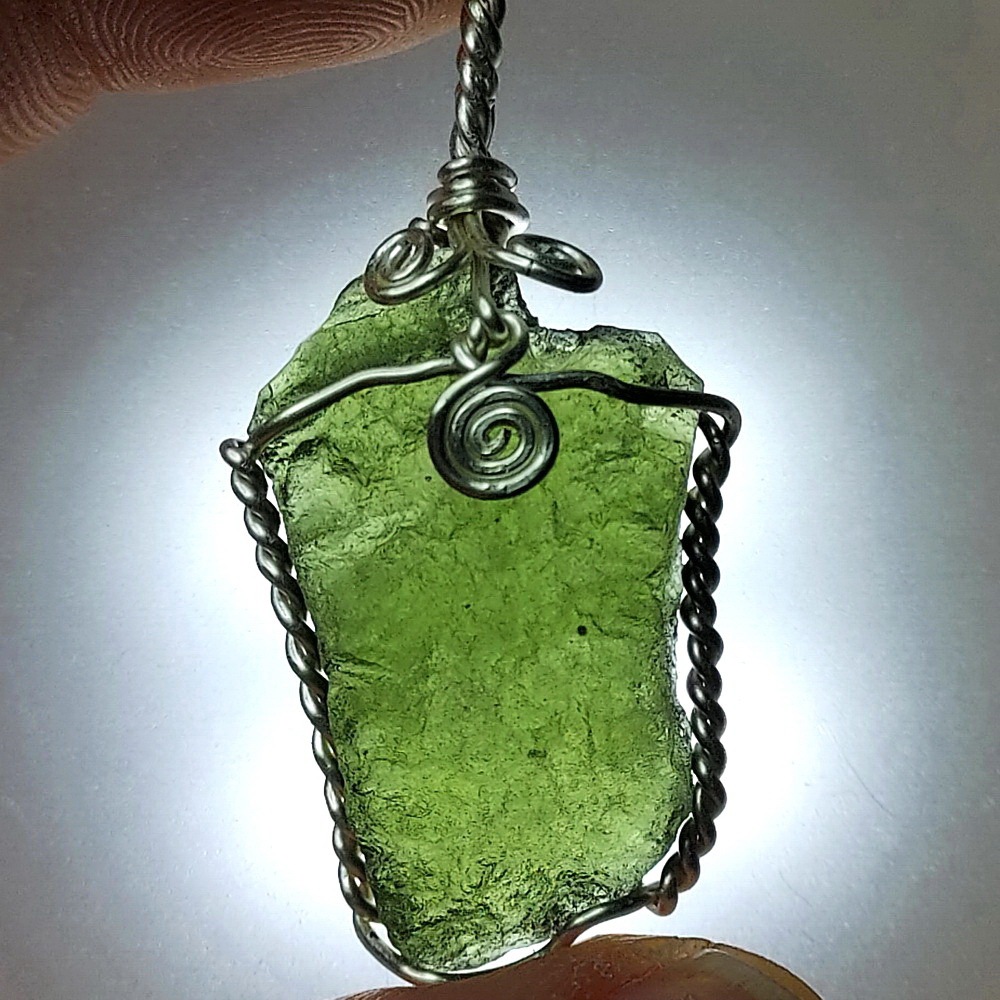 จี้โมลดาไวท์ (Moldavite) 3.5กรัม ขนาดจี้ 4x2ซม.หนา0.5ซม. รับประกันของแท้ 100%