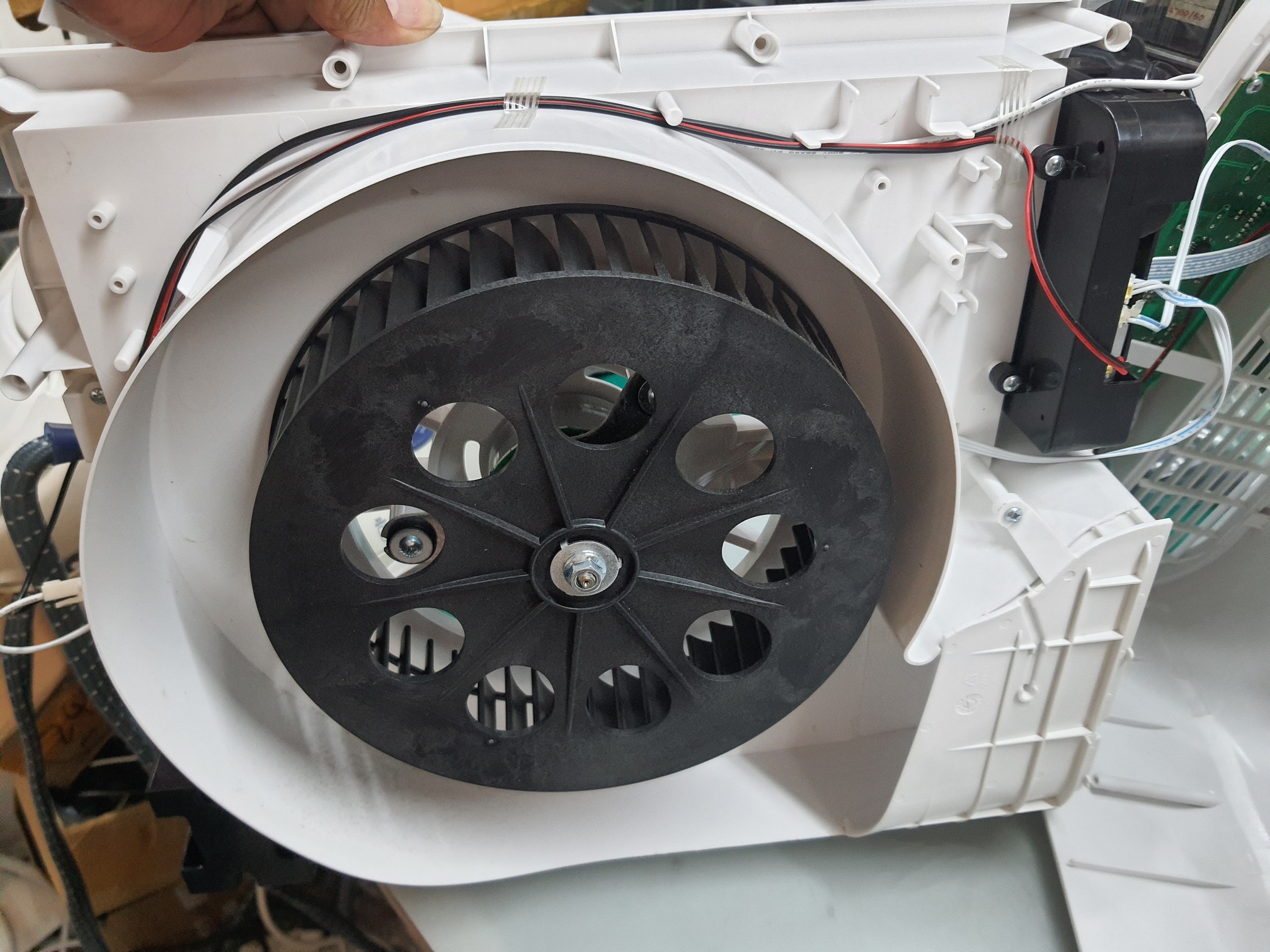 ซ่อมเครื่องฟอกอากาศ ยี่ห้อ Bwell รุ่น CF-8428 อาการเครื่องรวนทำงานผิดปกติ