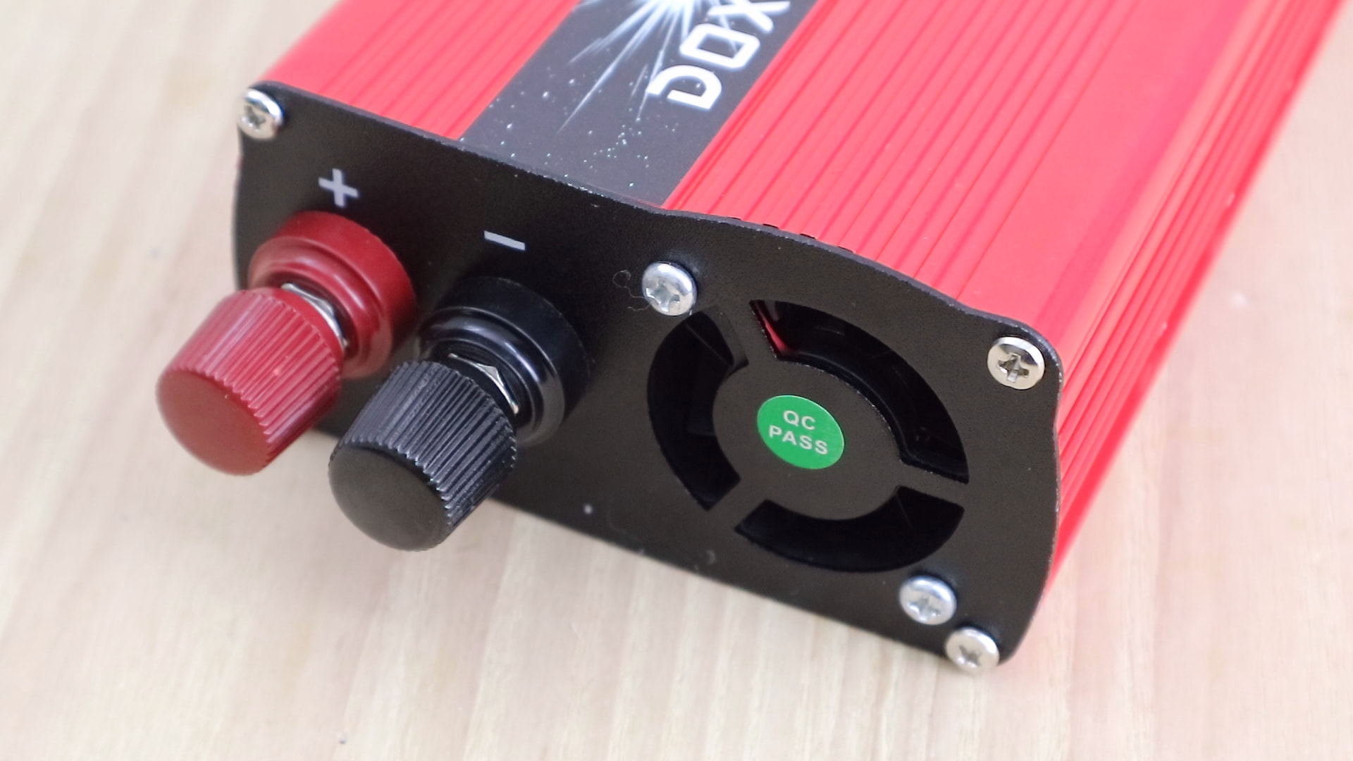 อินเวอร์เตอร์ แปลงไฟ 12V เป็น 220V ขนาด 3,000W ยี่ห้อ DOXIN® (สีแดง)