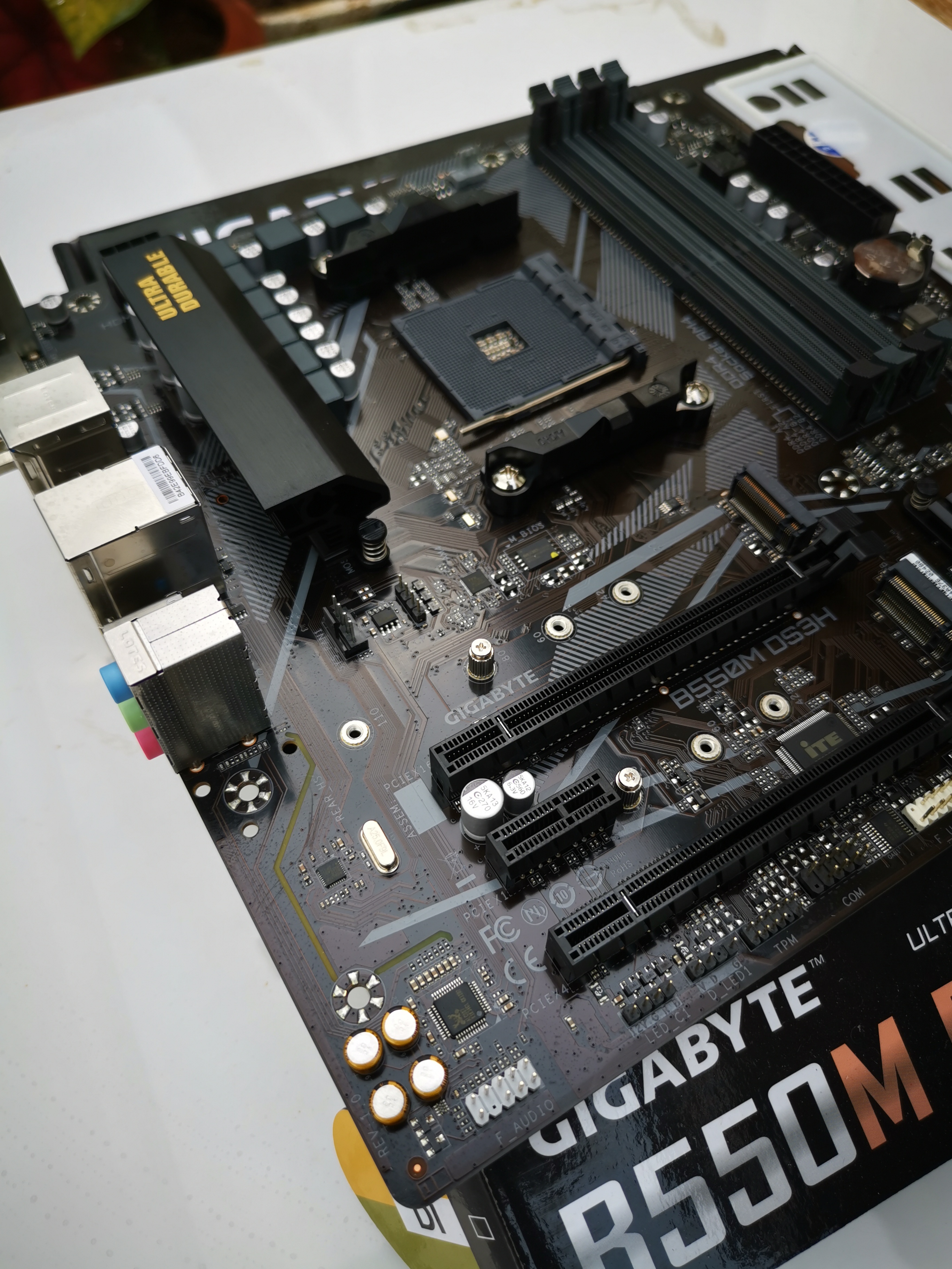 GIGABYTE B550M DS3H