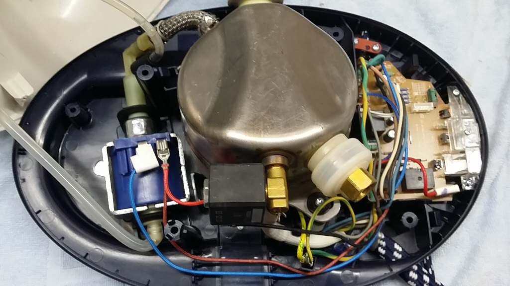 ซ่อมเตารีดไอน้ำ ยี่ห้อ PHILIPS รุ่น GC8635 อาการไอน้ำไม่ออก ปั้มไม่ทำงาน