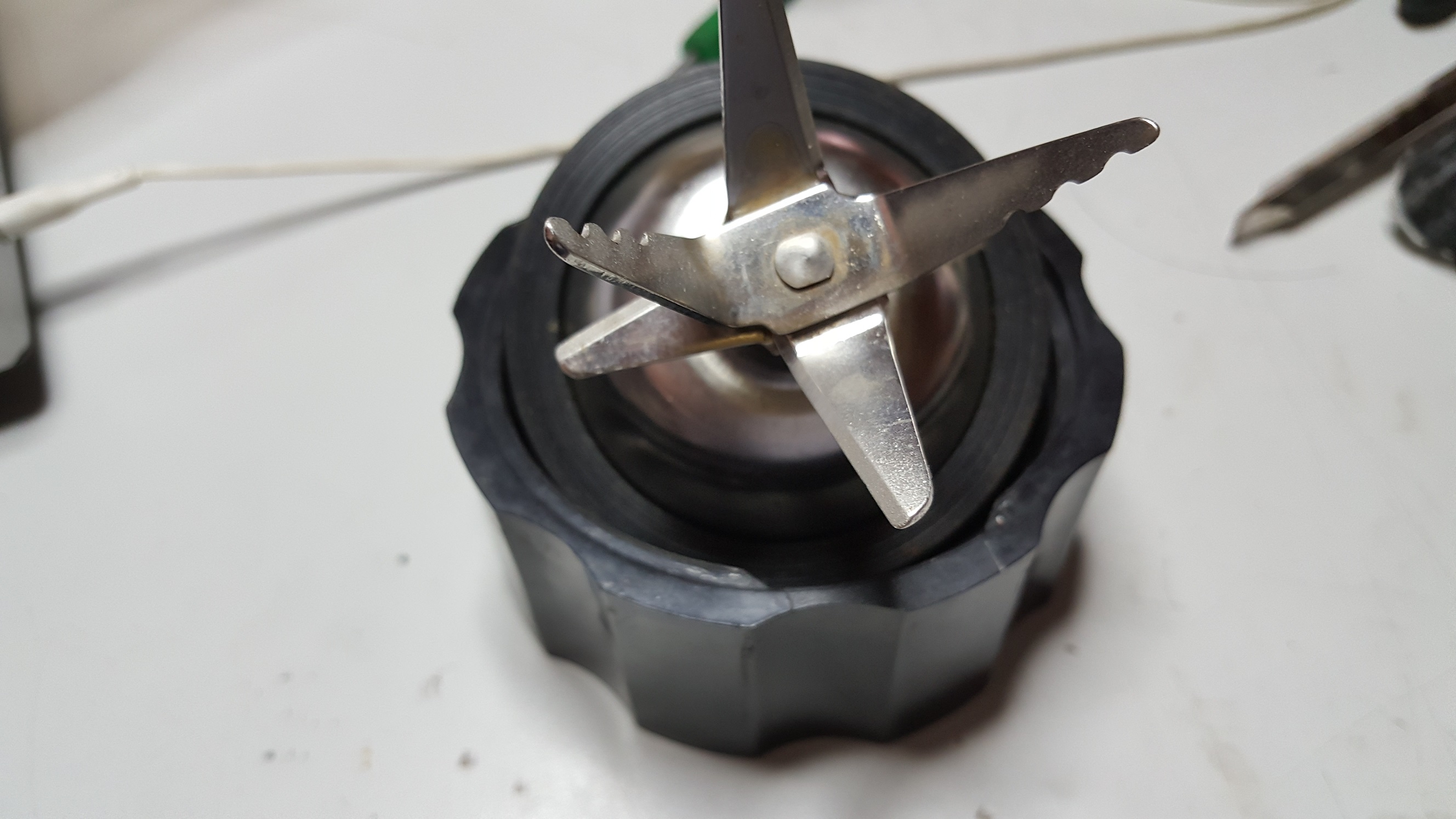 ซ่อมเครื่องปั่น ยี่ห้อ BLENDER รุ่น LB-2068 อาการน้ำรั่ว