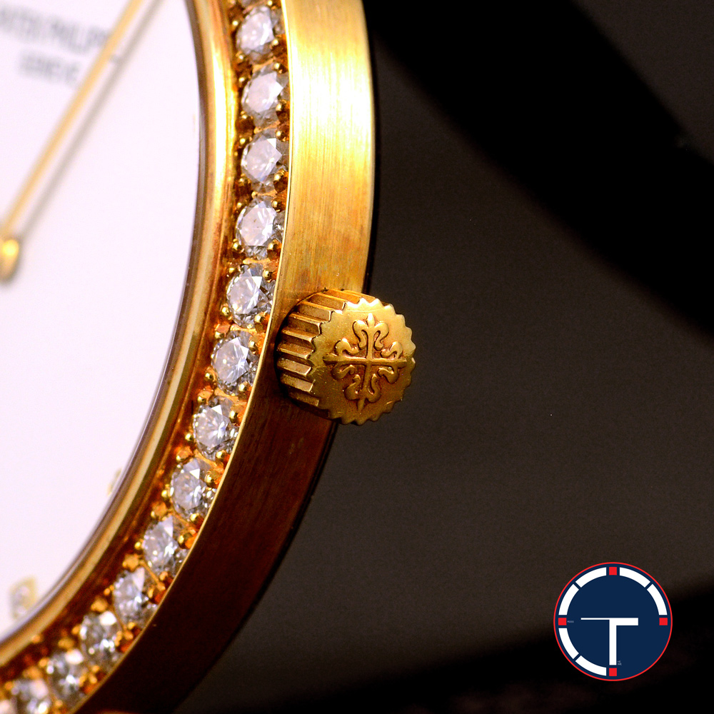 Patek Philippe Calatrava Ref.5006 หน้าปัดสีขาว หลักชั่วโมงเพรชเล็กแท้ ขอบเพชรแท้ ตัวเรือนทองคำ18K สายหนังแท้ หัวเข็มขัดแท้ ไขลาน ขนาด 33.5 mm
