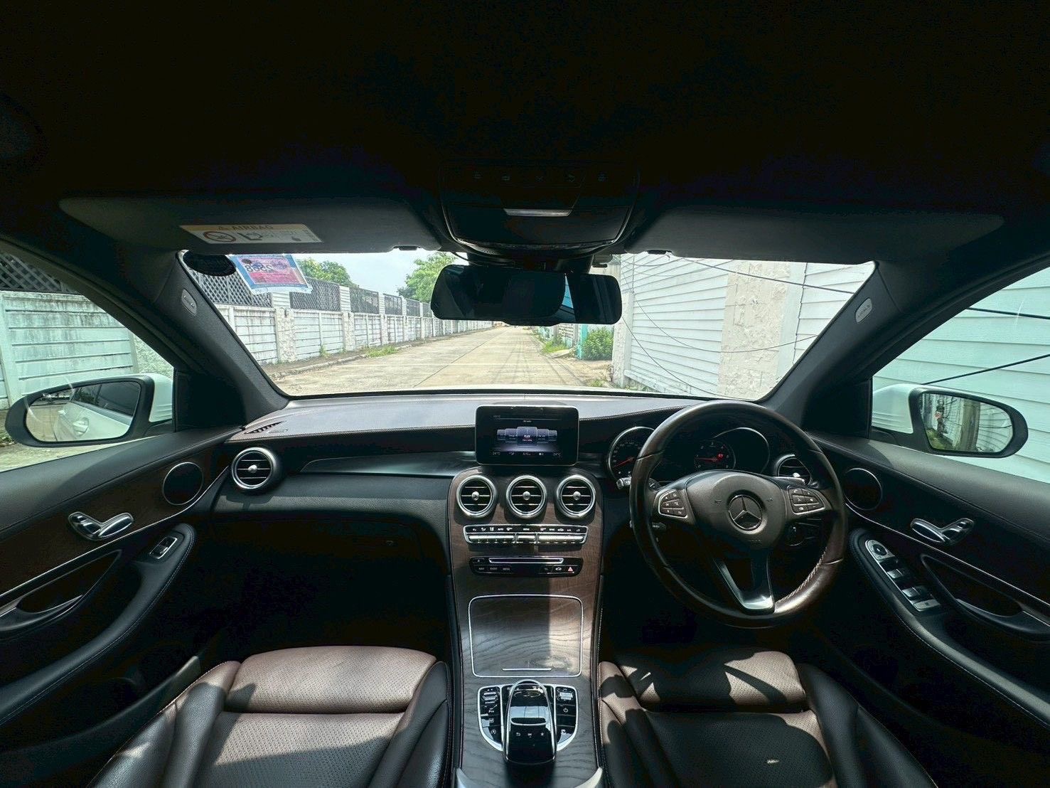 BENZ GLC 250d สีขาว ปี 2018