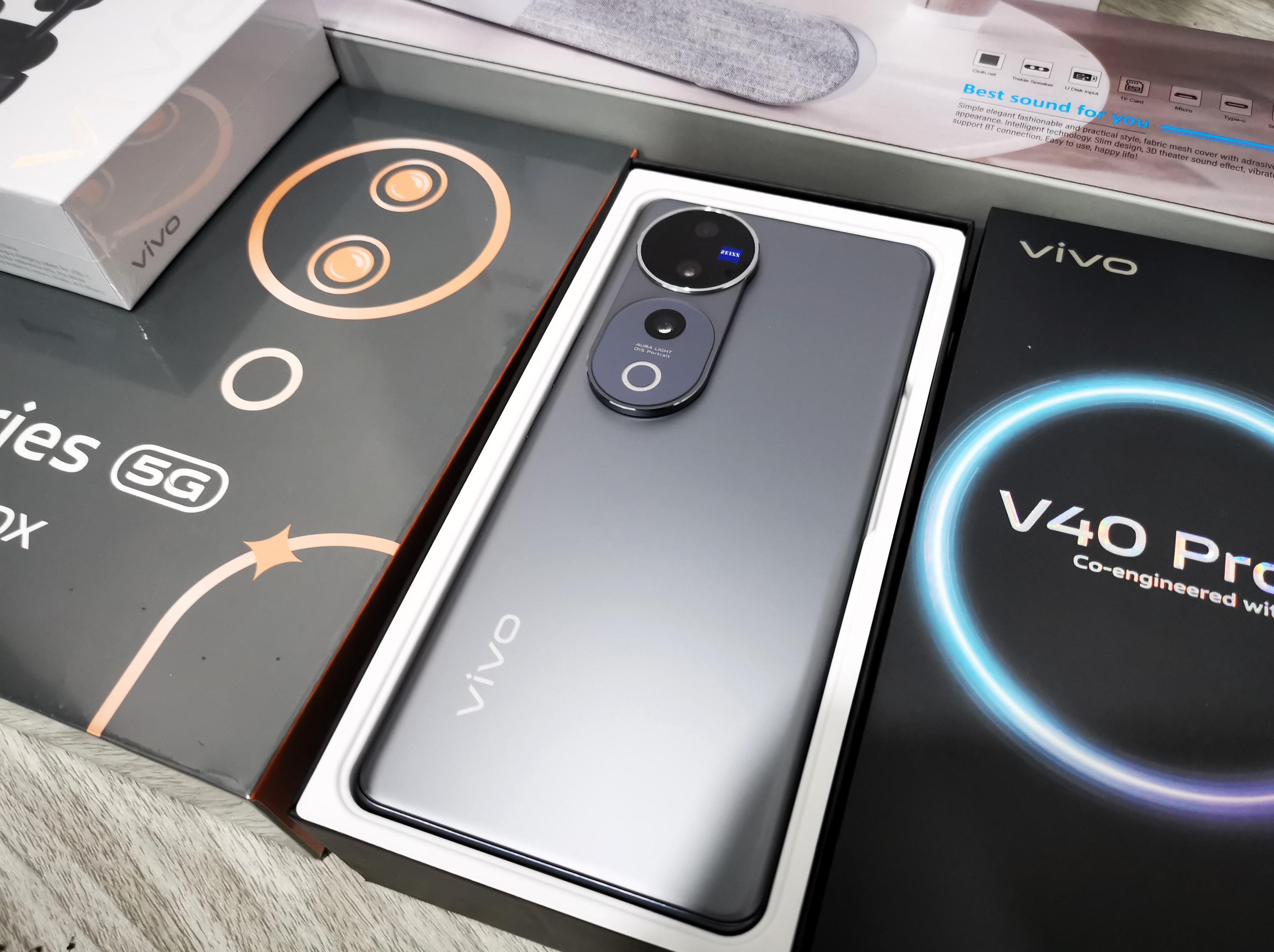 Vivo V40 Pro สี silver