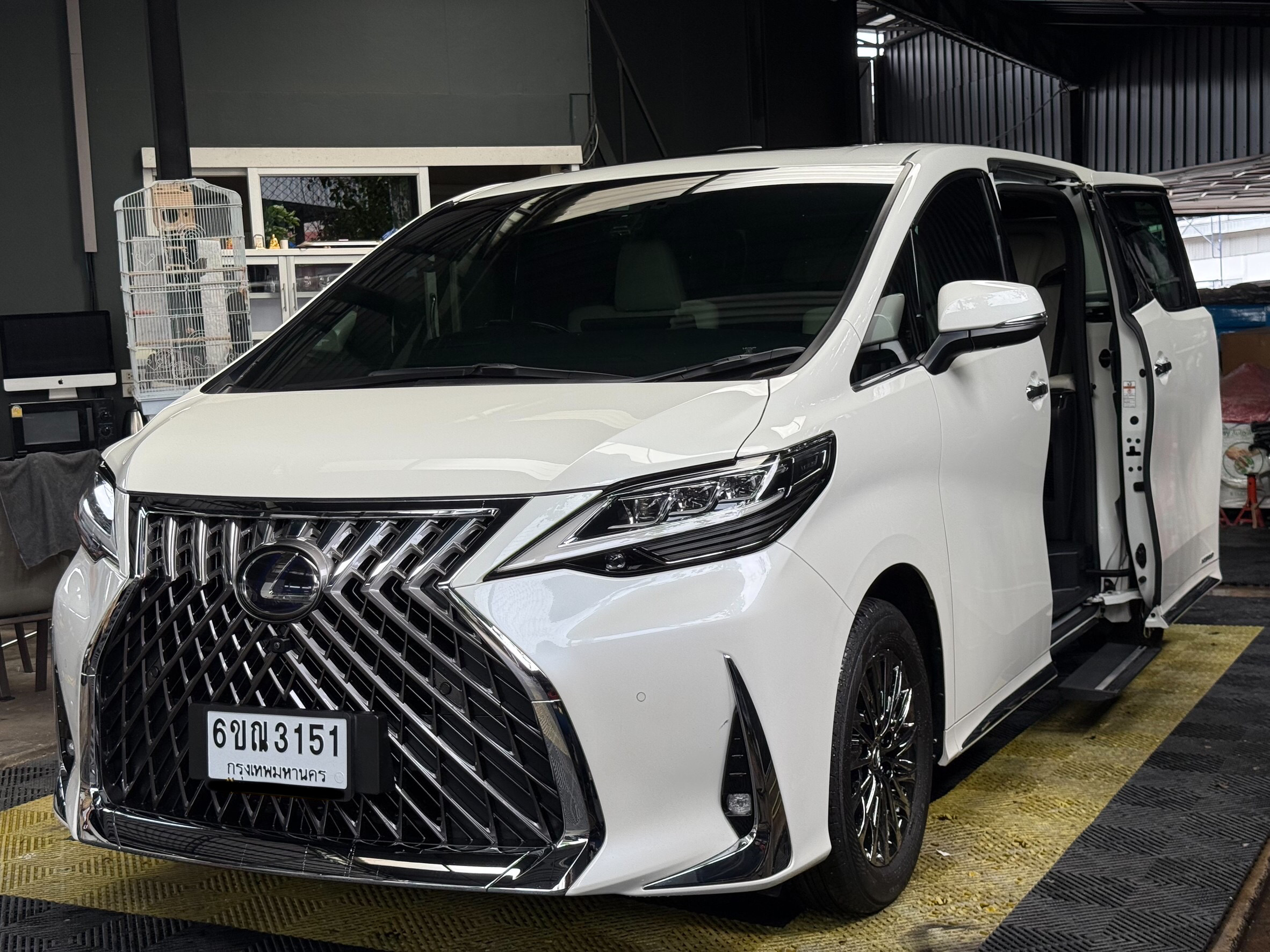 Lexus LM 300h Executive 4 seat ปี 2021
