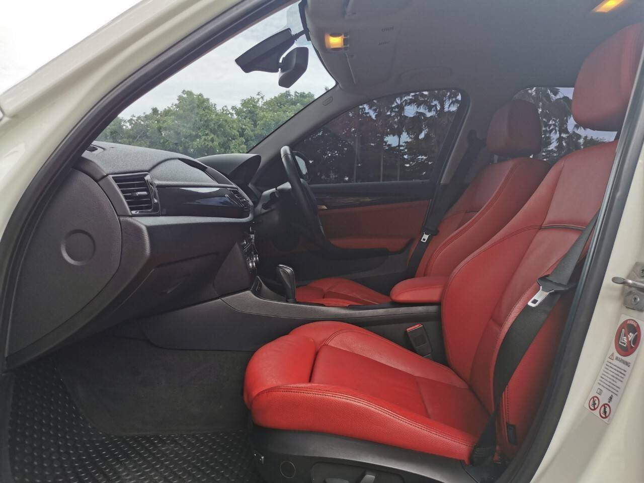 BMW X1 2.0I Sport สีขาวเบาะแดง ปี 2014