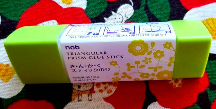 nob กาวแท่ง จากญี่ปุ่นรูปทรงสามเหลี่ยมทำให้จับถนัดมือและไม่กลิ้งตกจากโต๊ะได้ง่าย เหมาะสำหรับงานประดิษฐ์ งานฝีมือ และงานเอกสารทั่วไป triangulur prism glue stick