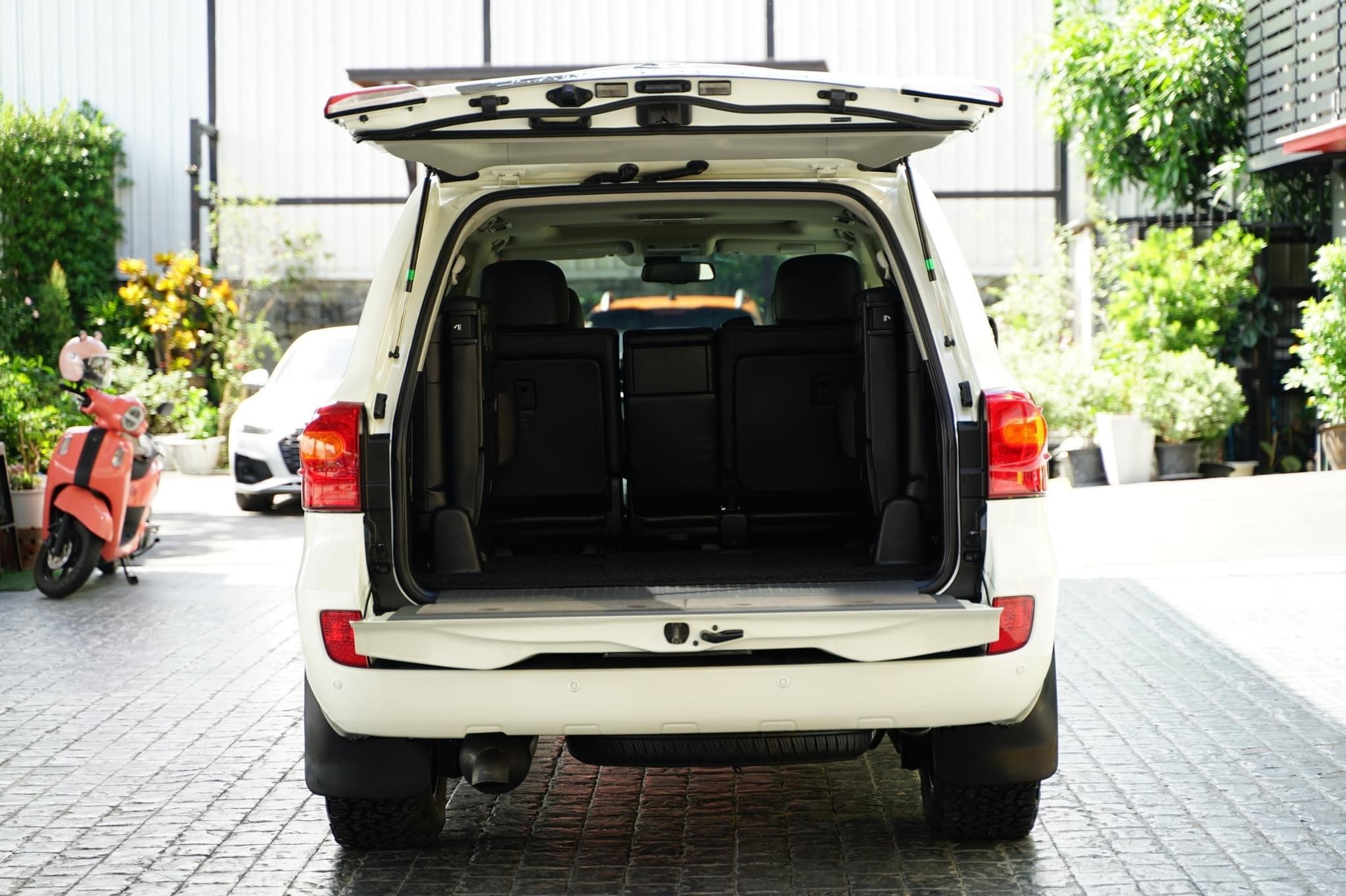 Toyota Land Cruiser 4.5 200 VX 4WD SUV ปี2012