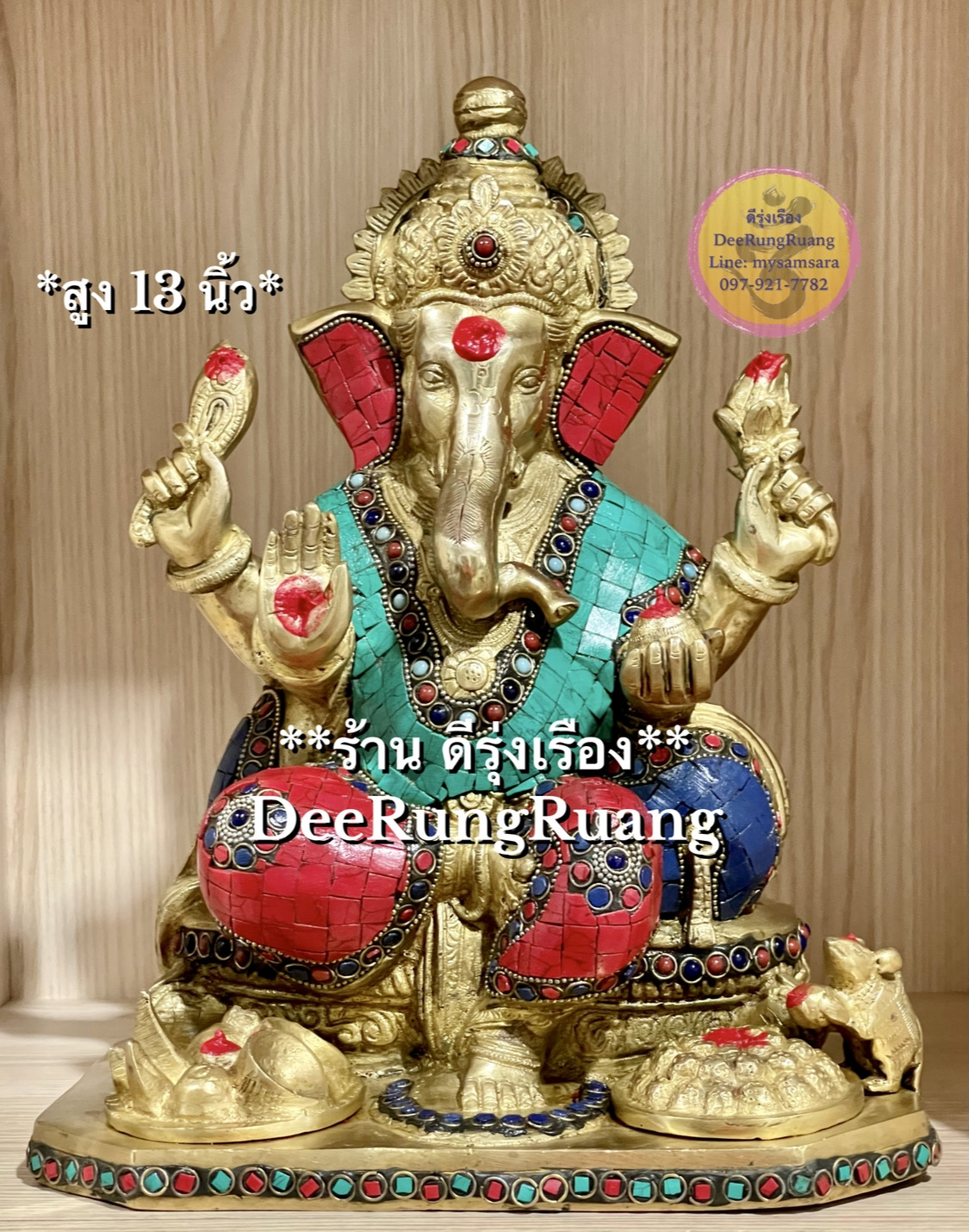 พระพิฆเนศ ประทานพร ประทับบัลลังก์ **ที่ฐานมีเครื่องถวายขนมโมทกะ และ ผลไม้**