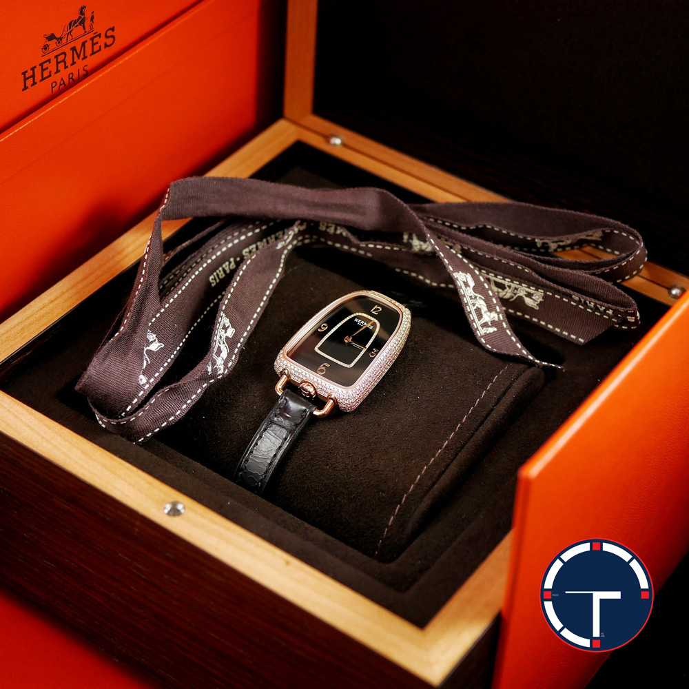 Hermes Galop d'Hermès หน้าปัดหินOnyx ตัวเรือนทองชมพู ฝั่งเพชรหน้าปัด72เม็ด รอบตัวเรือน412เม็ด สายหนังจระเข้Hermes หัวเข็มขัดแท้ มีกล่อง Quartz ขนาด 40x26 mm