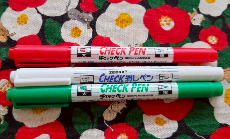 ปากกาcheck pen 3 สี แดง + เขียว + ขาว ใช้กับ แผ่นปิดคำศัพท์ ปิดเฉลยข้อสอบ จากญี่ปุ่น MADE IN JAPAN