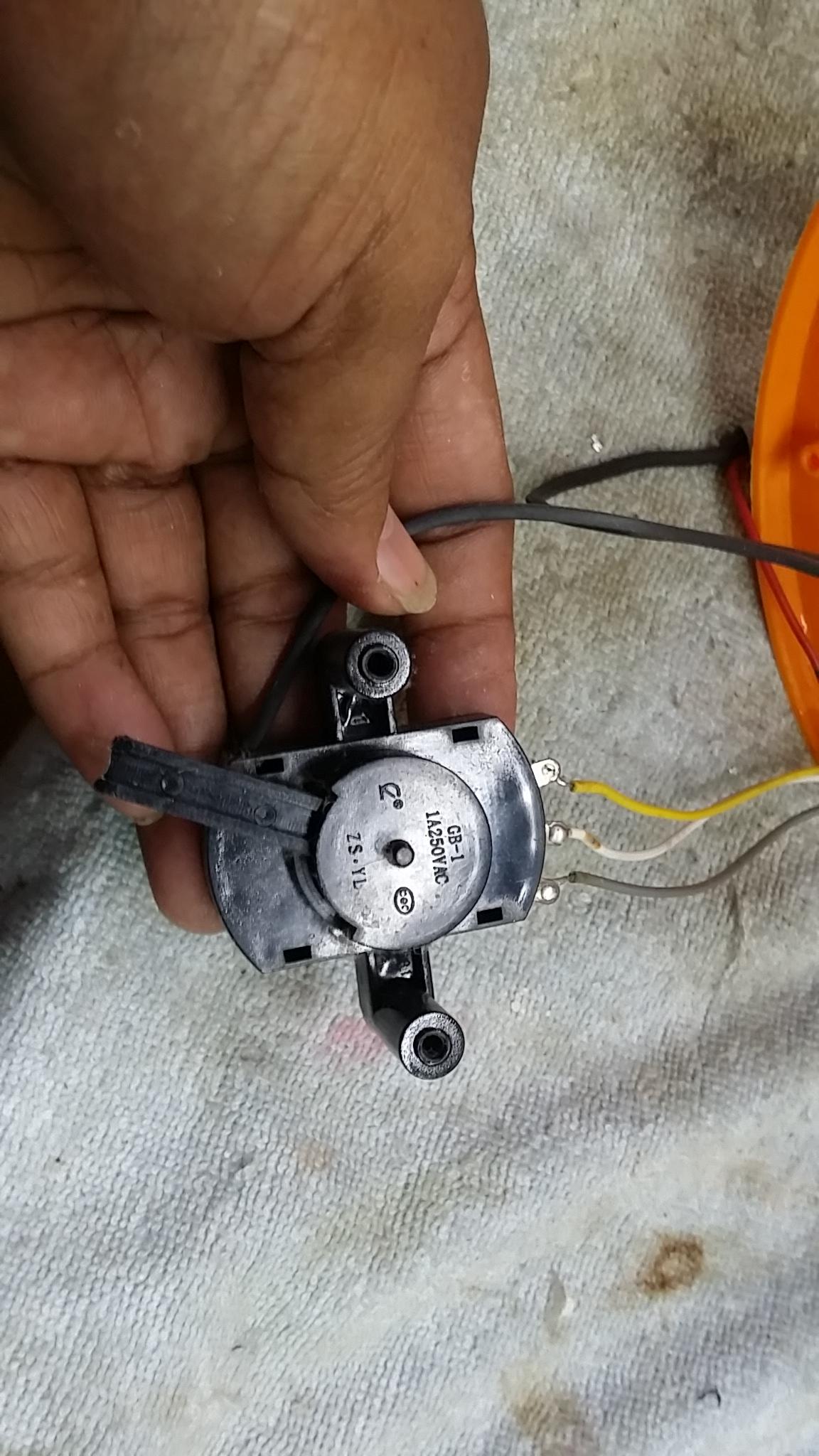 ซ่อมพัดลมดีไซน์ย้อนยุค ยี่ห้อ CLARTE รุ่น CT822IF อาการปรับระดับความแรงไม่ได้