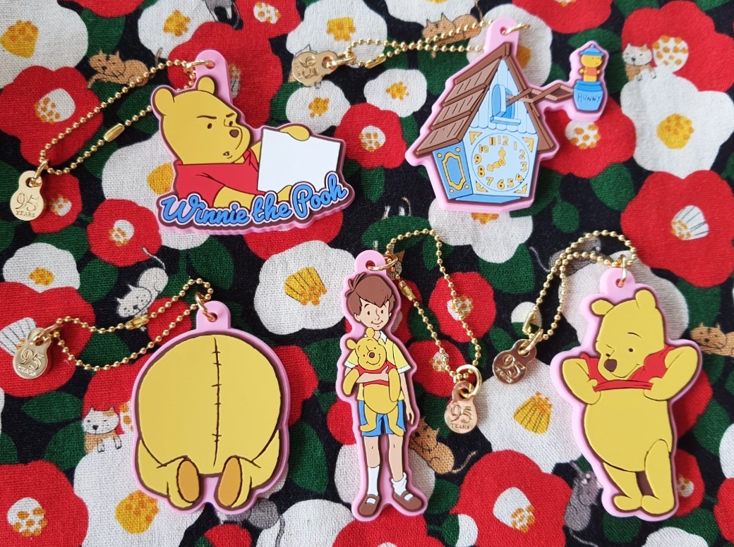Disney Winnie The Pooh Set พวงกุญแจ ดิสนีย์ หมีพูห์ ของแท้จากญี่ปุ่น Size : โดยประมาณ 7.5 cm 1 set มี 5 ชิ้นลายตามภาพค่ะ สวยมากๆค่ะ