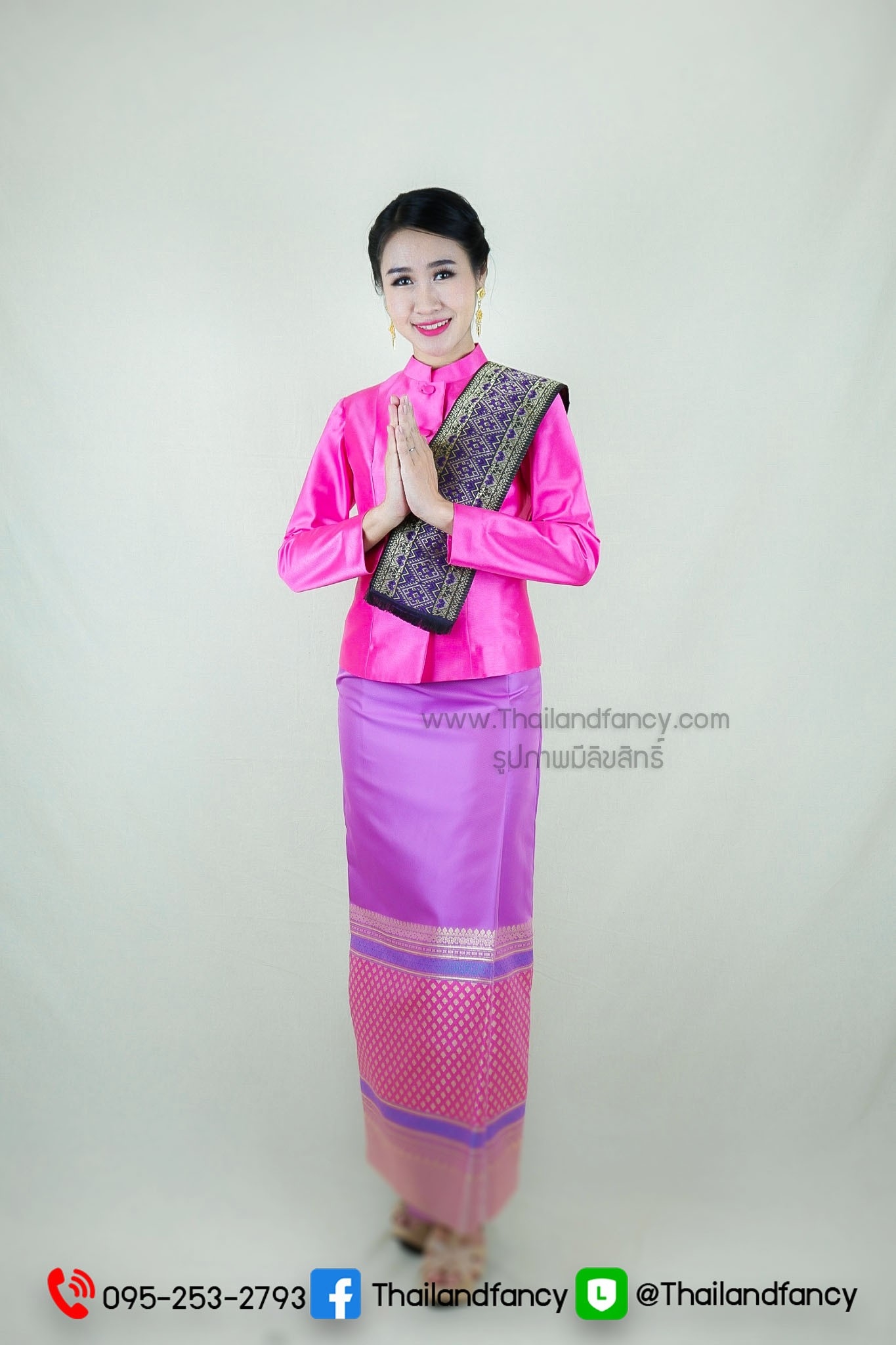 ชุดไทยอุ่นไอรัก ชุดไทยจิตรลดา ชุดไทยสายการบิน ชุดไทยประยุกต์ ชุดไทยต้อนรับ ชุดไทยแอร์โฮสเตส ชุดไทยจิตรลดาสีชมพูบานเย็น เสื้อกระดุมหน้าเข้าคู่กับผ้าถุงสีม่วงลายไทย