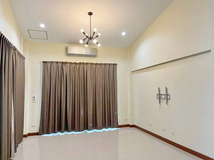 ให้เช่า/ขาย บ้านรีโนเวทใหม่ จอดรถได้ 5 คัน