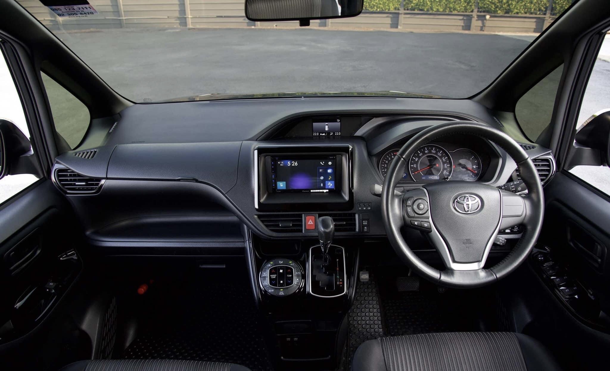 Toyota Voxy 2.0 ZS ปี 2018