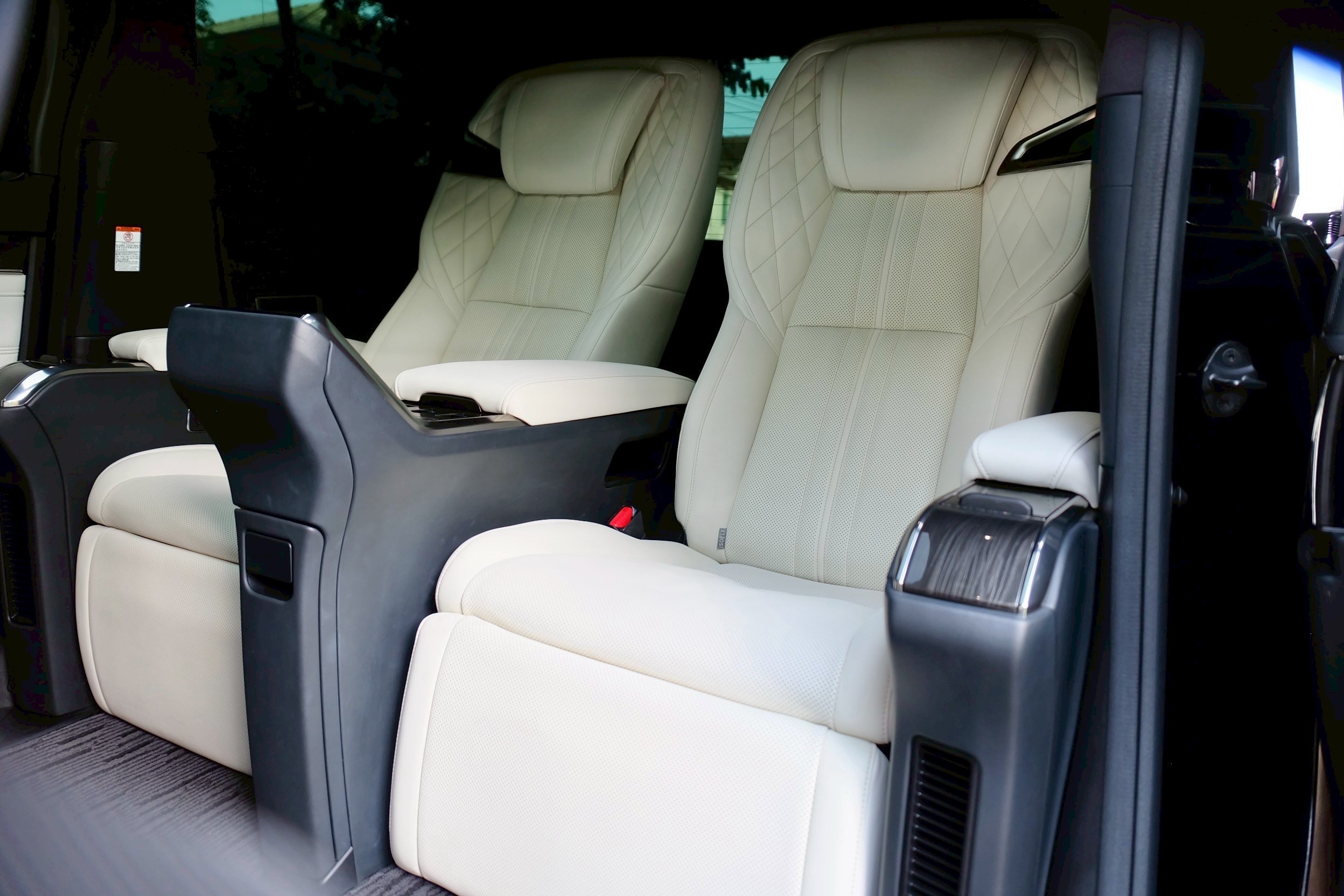 Lexus LM300h Exclusive 4-Seater ปี 2023