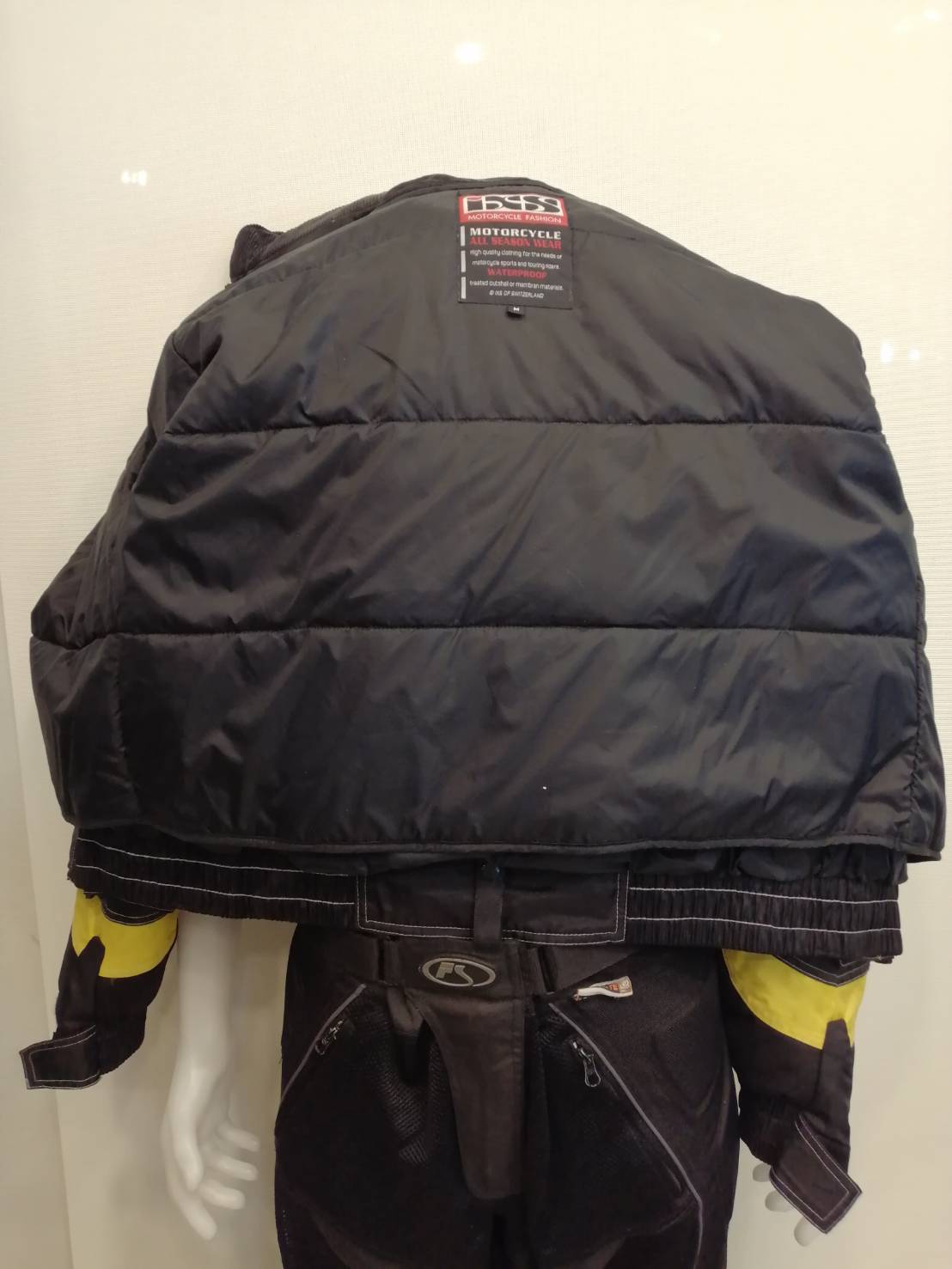 เสื้อขี่มอเตอร์ไซด์( มือสอง) RCS 183 ขนาด : อก 50" ยาว 25" **ยี่ห้อ IXS**