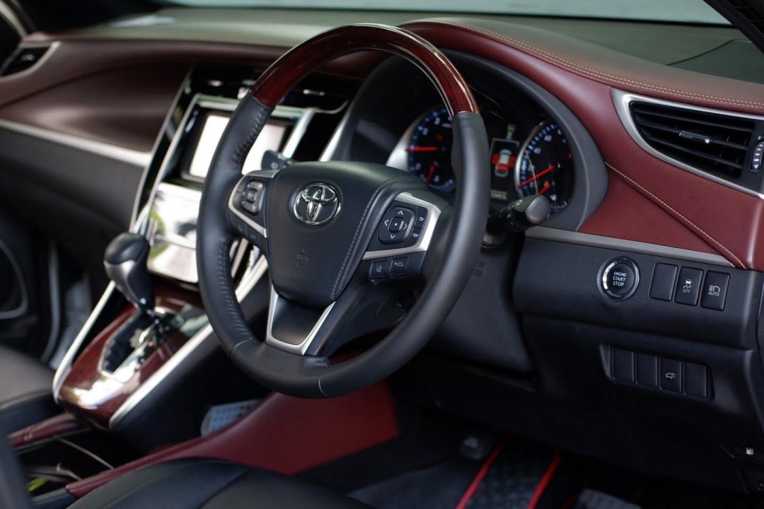 TOYOTA HARRIER สีขาวมุก ปี 2014