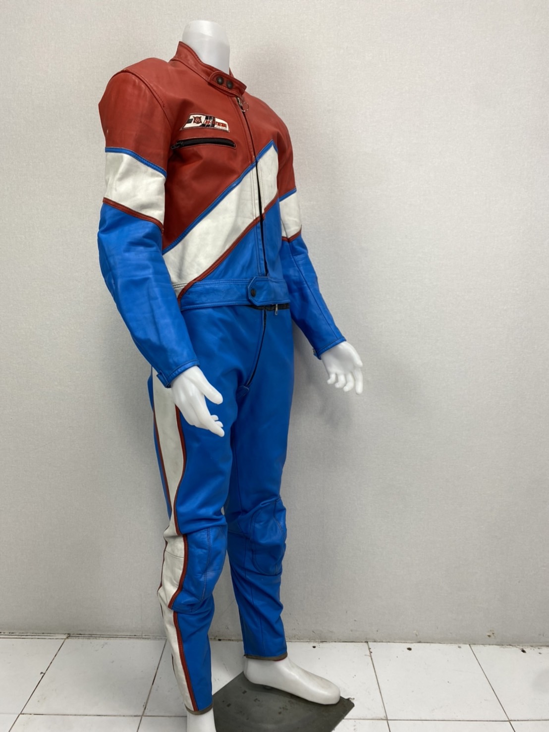 ประเภททรงชุด : Racing suit RCSS 014 **Dainese **: อก 42" ยาว 23” เอว 36"