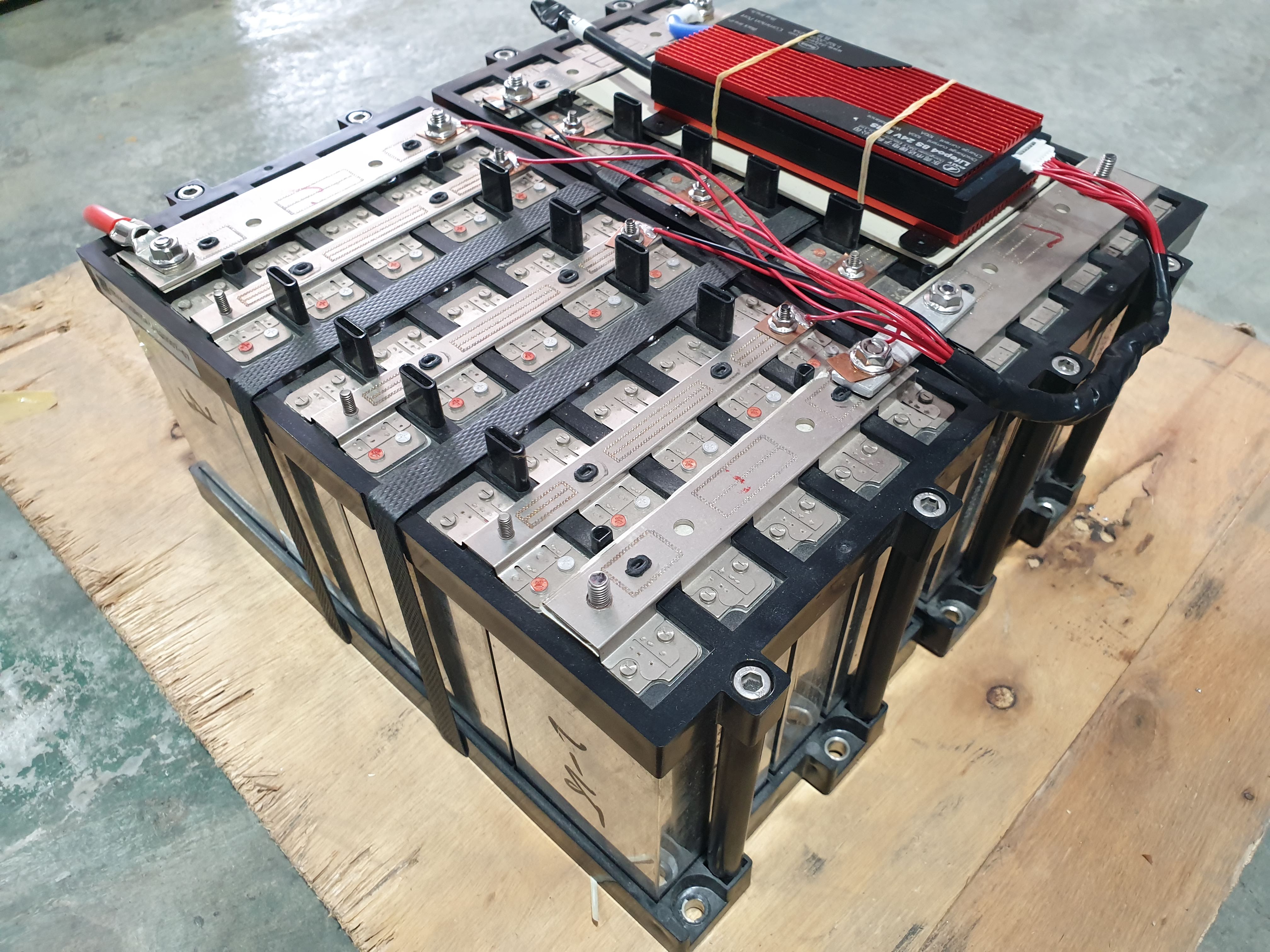แบตเตอรี่ลิเธียมฟอสเฟส 24v 100Ah พร้อม bms 100a ประกอบตามสั่ง