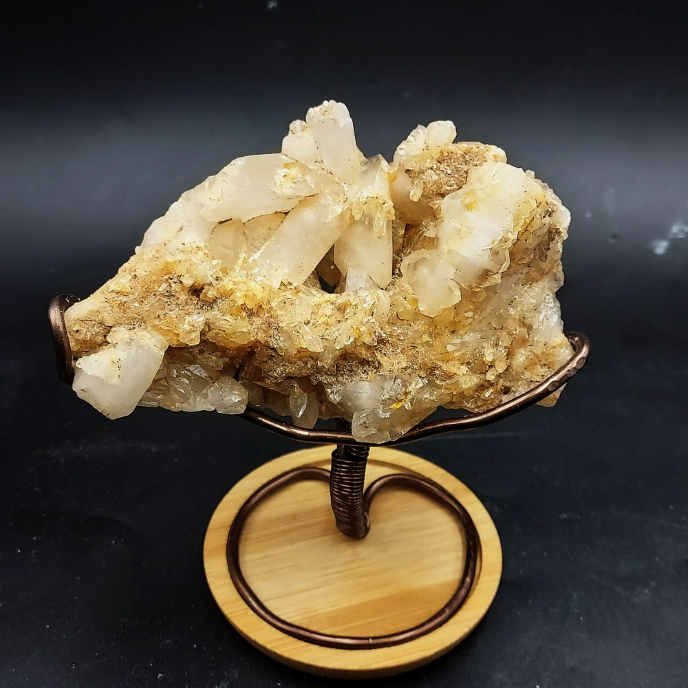 กลุ่มควอตซ์ธรรมชาติ พร้อมฐาน Quartz Cluster (280 กรัม สูง 11 ซม. ฐานไม้ 7 ซม.)