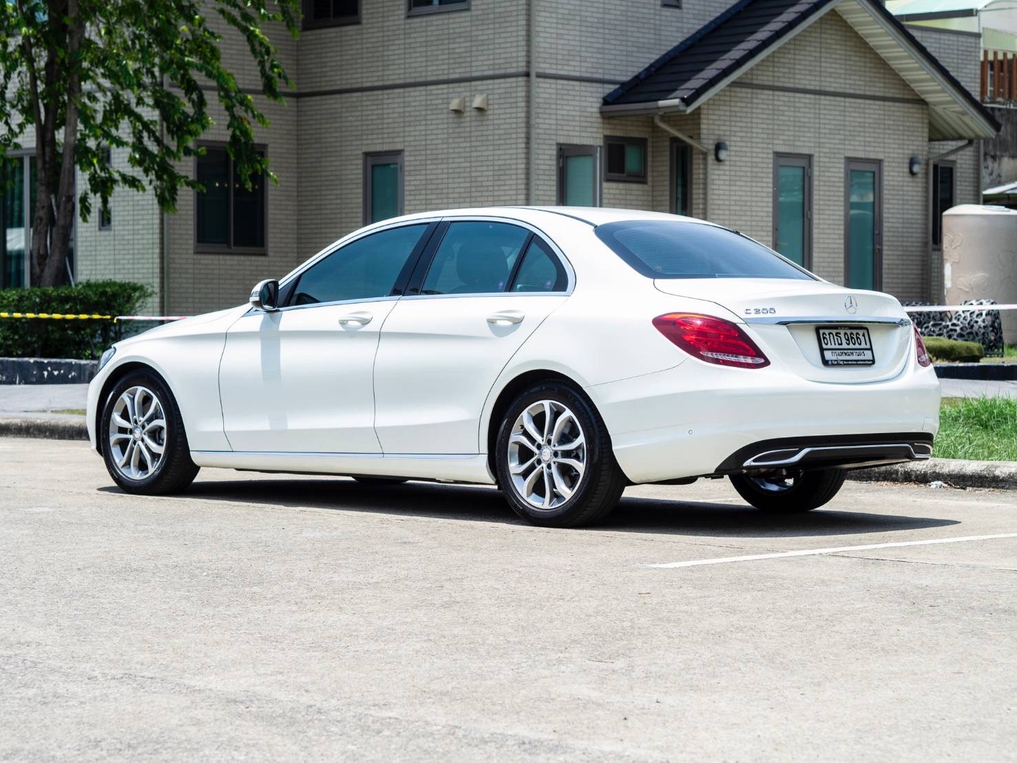 Mercedes-Benz C200 Avantgarde ปี 2016 W205 สีขาว ภายในดำ
