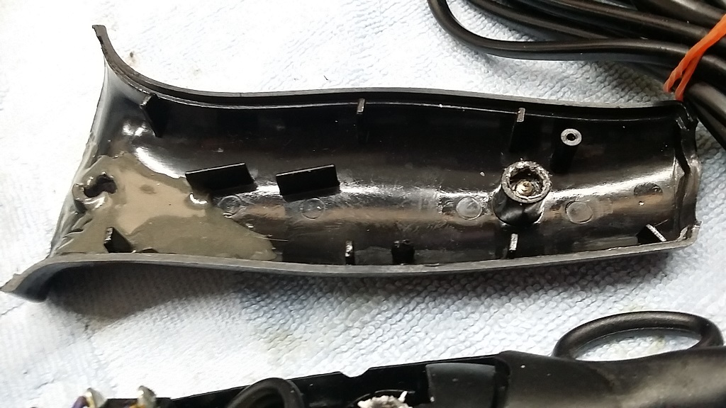 ซ่อมไดเป่าผม ไม่ทราบยี่ห้อ เครื่องทำงานเป็นปกติแต่มือจับแตกร้าว