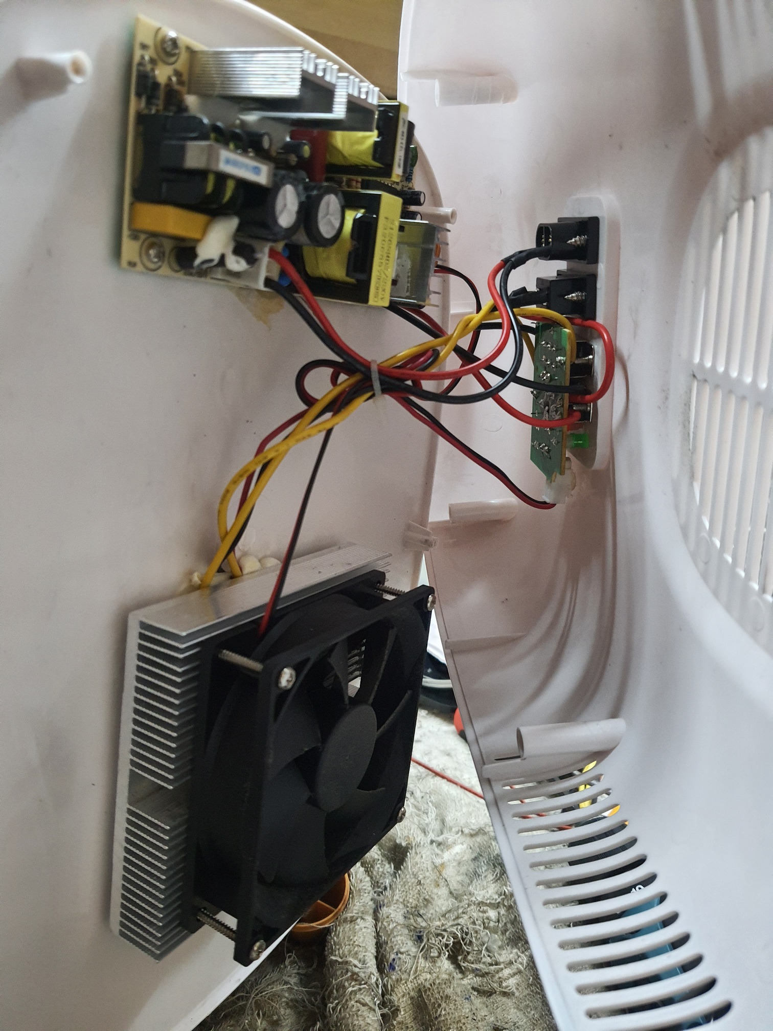 ซ่อมตู้เย็นมินิ ยี่ห้อ Baseus อาการเครื่องไม่ทำความเย็น