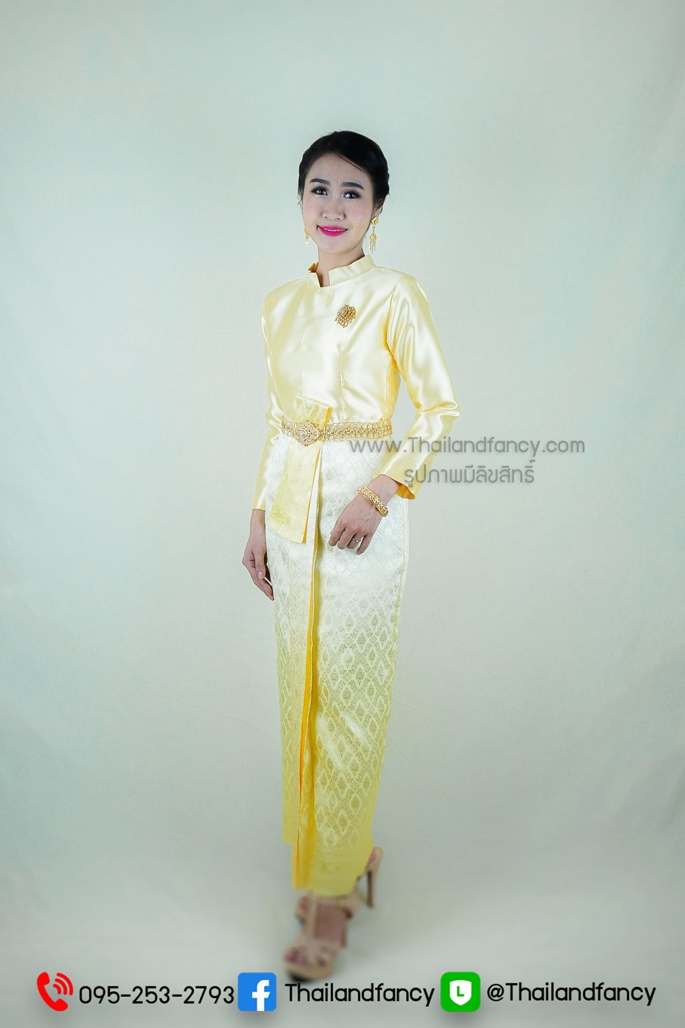 ชุดไทยอุ่นไอรัก เช่าชุดไทยพระราชนิยม ชุดไทยร่วมสมัย ชุดไทยบรมพิมาน ชุดไทยพระราชพิธี ชุดเช่าบรมพิมานเสื้อแขนยาวสีเหลืองกับผ้าถุงไล่เฉดสีเหลือง