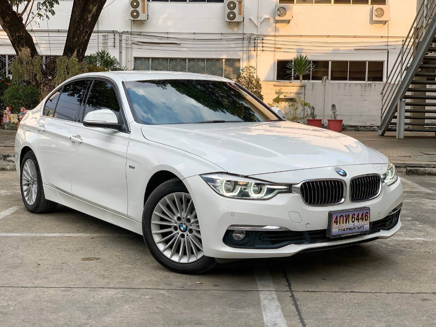 BMW 320i F30 LCI Luxury Top ปี 2017