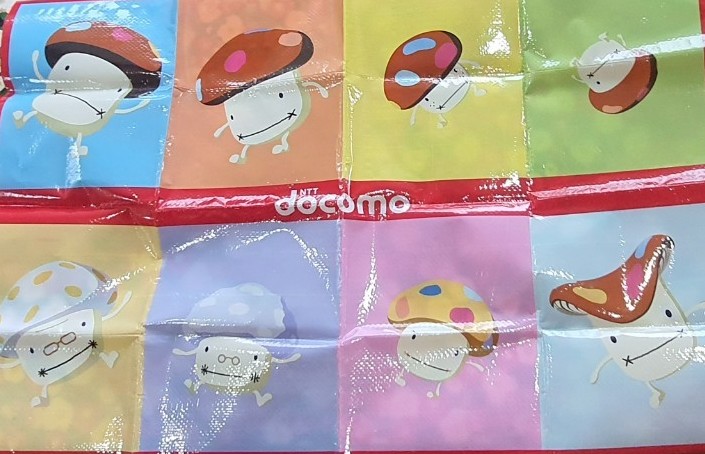 docomo Leisure sheet เสื่อ ปิคนิค แผ่นรองนั่ง แผ่นรองของ พกพาได้ ของแท้จากญี่ปุ่น Size : 60 x 90 cm