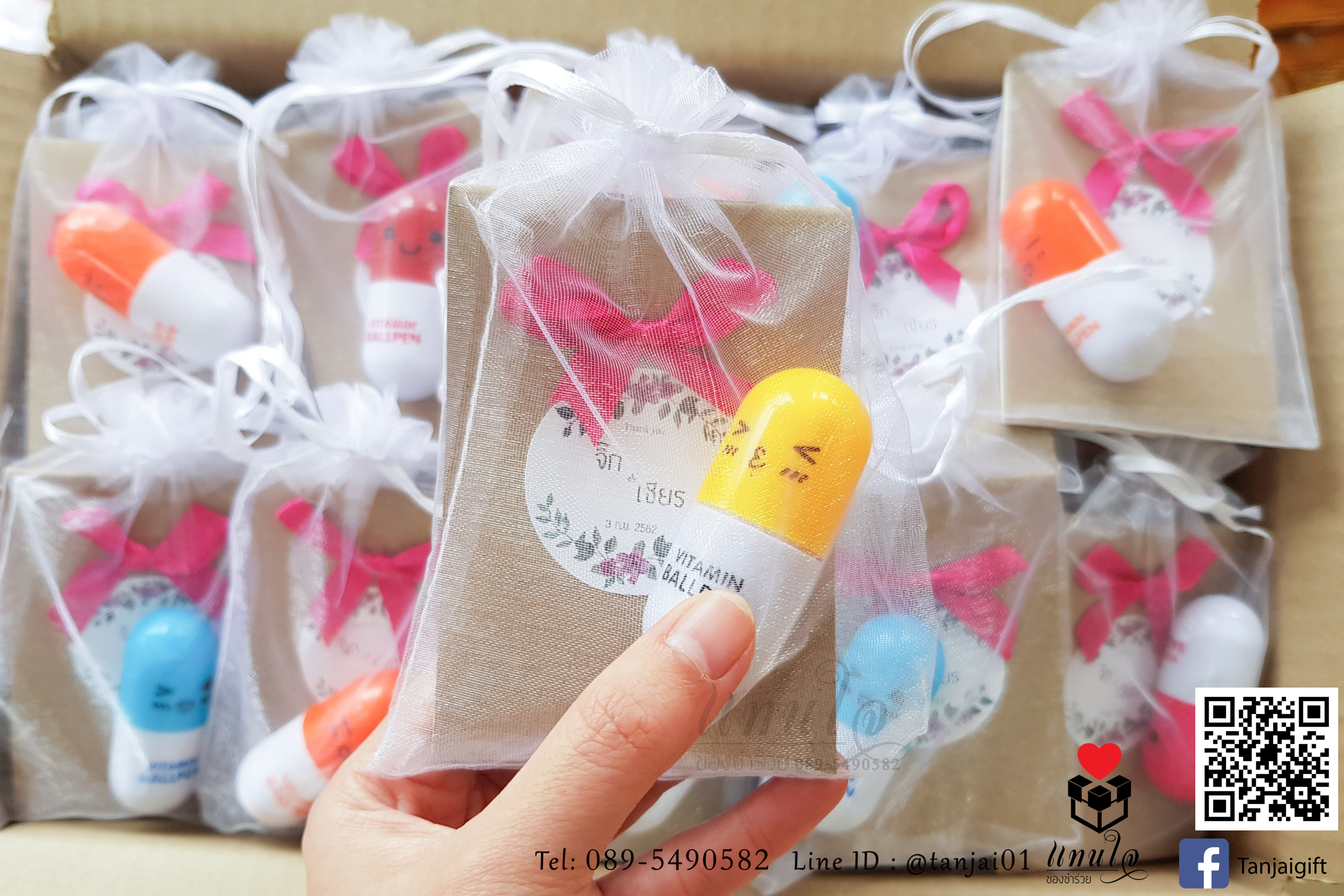 ของชำร่วยเซ็ตคู่ ปากกาแคปซูล และสมุดโน๊ตถนอมสายตา พร้อมติดสติ๊กเกอร์ป้ายชื่อ เเละโบว์ในถุงไหมแก้ว